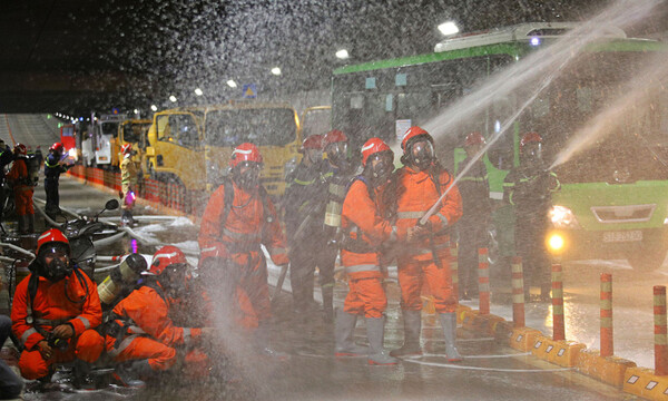 2020년 호치민의 사이공강 터널에서 야간 소방훈련을 진행중인 소방 대원들 [뚜오이재]