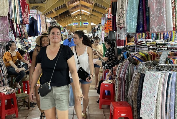 호치민 시내 1군 소재 벤탄시장을 둘러보고 있는 외국인 관광객들 [출처: Dan Viet]