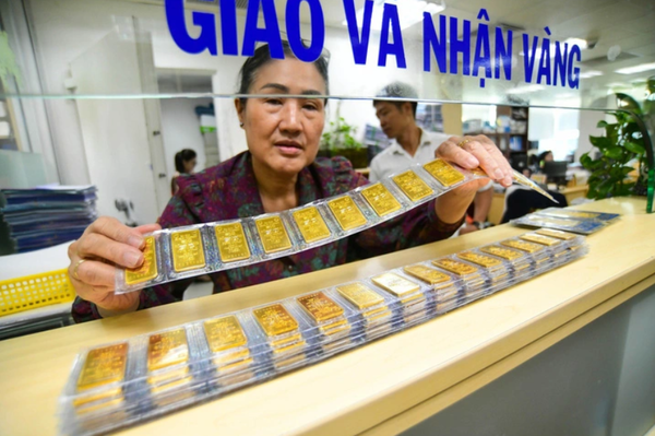 베트남 최대 쥬얼리 회사인 SJC(Saigon Gold and Silver Gems Company)  매장에서 한 직원이 순금 한 줄을 내보여 주고 있다. / 사진=VN익스프레스