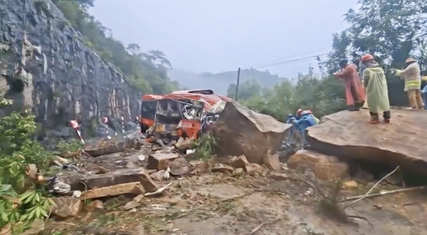 17일(현지시간) 칸화성에서 "대형 바위 등과 대규모 흙더미로 시외 버스가 매몰"되는 참사가 벌어졌다.재난 당국은 이번 참사로 25명의 사상자가 발생."총 6명이 사망하고,하반신 마비 등 7명이 중상을 입었으며,12명이 복합 골절 등으로 칸화성 종합병원에 긴급 이송됐다"고 밝혔다. / 사진: Dantri
