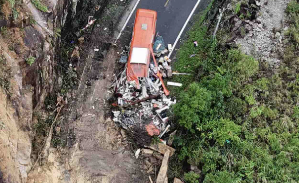 17일(현지시간) 칸화성에서 "대형 바위 등과 대규모 흙더미로 시외 버스가 매몰"되는 참사가 벌어졌다.재난 당국은 이번 참사로 25명의 사상자가 발생."총 6명이 사망하고,하반신 마비 등 7명이 중상을 입었으며,12명이 복합 골절 등으로 칸화성 종합병원에 긴급 이송됐다"고 밝혔다. 사고 현장 사진 3. / 사진: Dantri