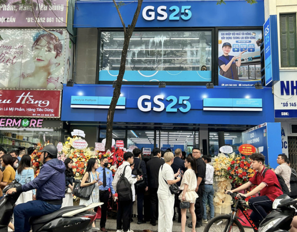 18일(현지시간) 업계에 따르면 GS25는 올해 연말 베트남에서 400호점 돌파를 앞두고 있다."현지 점포 수는 6년 만에 396개로 증가하며 15배 이상" 늘었다.하노이 시내의 한 GS25 매장에 '베트남인들의 문전성시'를 이루고 있다. / 사진: thuonggiaonline