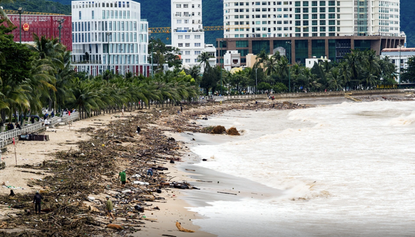 '역사상 최강 폭우'로 냐짱이 해변은 물론 도시 관광이 침수 등으로 '사실상 마비되어 관광이 불가능'한 것으로 확인됐다. / 사진: Dantri
