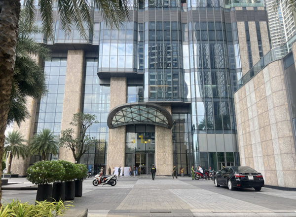 23일(현지시간) 한국인 시신(30세 전후)이 대형 캔버스형 가방에서 발견된 '빈O 센트럴 아파트 로비' 사건 현장에 공안이 출동한 모습.긴급 도주하다 체포된 한국인 2명은 20대로 확인됐다. / 사진: Dantri