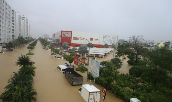 국립기상수문예보센터는 "신규 태풍 고토가 26일 새벽 베트남 남중국해(East Sea)에 진입해 올해 베트남 15호 태풍이 될 것"이라고 공개 발표했다.'나트랑 도심이 완전히 물에 잠긴 모습'이다. / 사진: Dantri